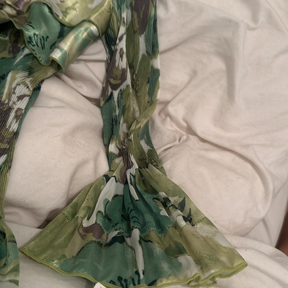 Brand new fitted silk beautiful top/blouse green and grays - Picture 3 of 4